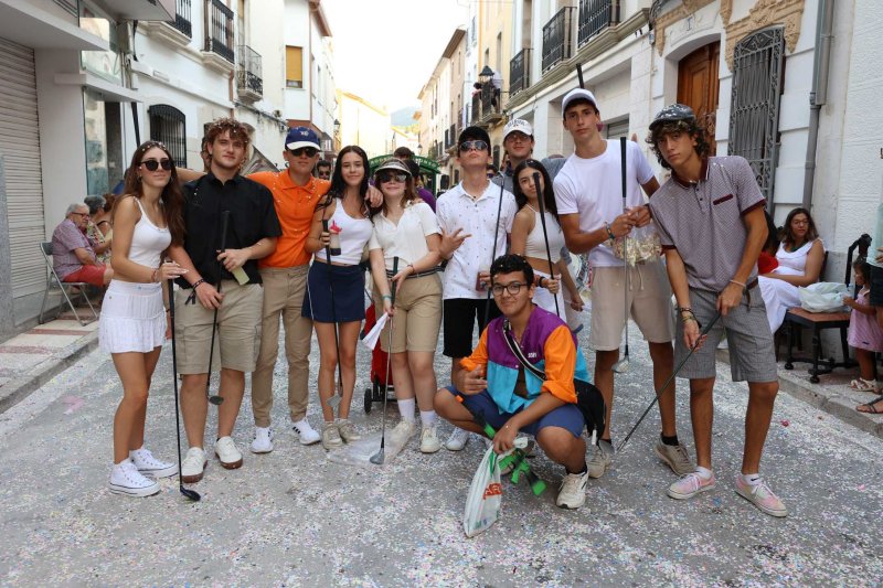 Les carrosses de Gata omplin el recorregut d’enginy, confeti,… i crítiques per l’entrada de bous “sorpresa” Les carrosses de Gata omplin el recorregut d’enginy, confeti,… i crítiques per l’entrada de bous “sorpresa”